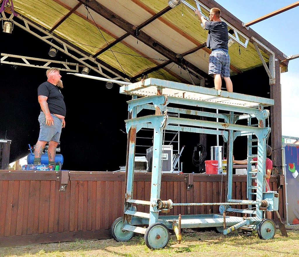 Das Team vom ?Duckstop? bereitet sich auf zwei Open-Air-Abende vor. Karten gibt es auch an der Abendkasse.