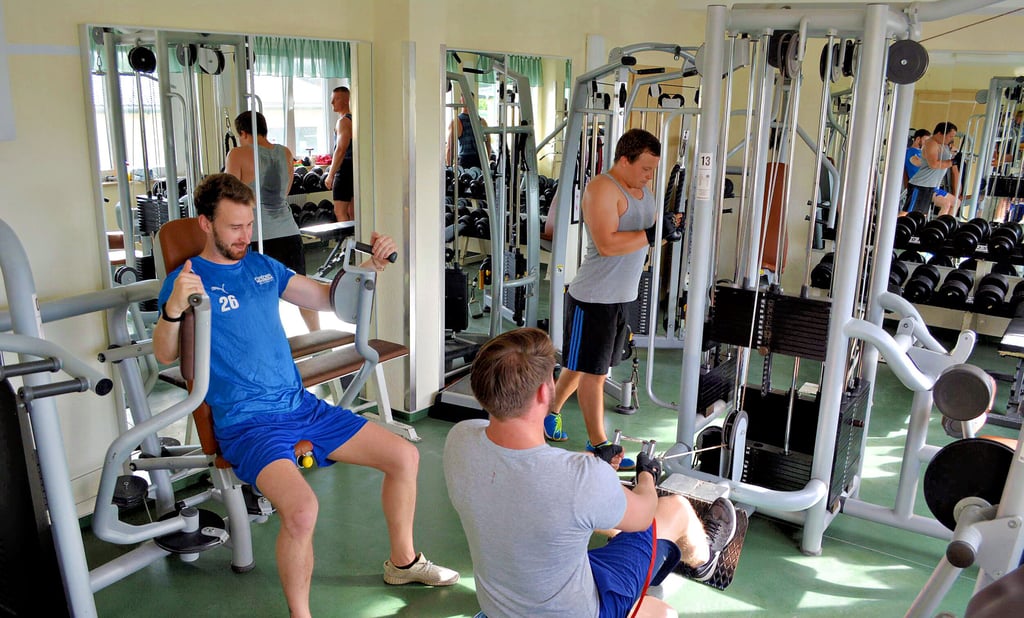 An den Fitnessgeräten: Toni Schwerdtner (l.), Florian Spengler (vorn) und Sebastian Loebel