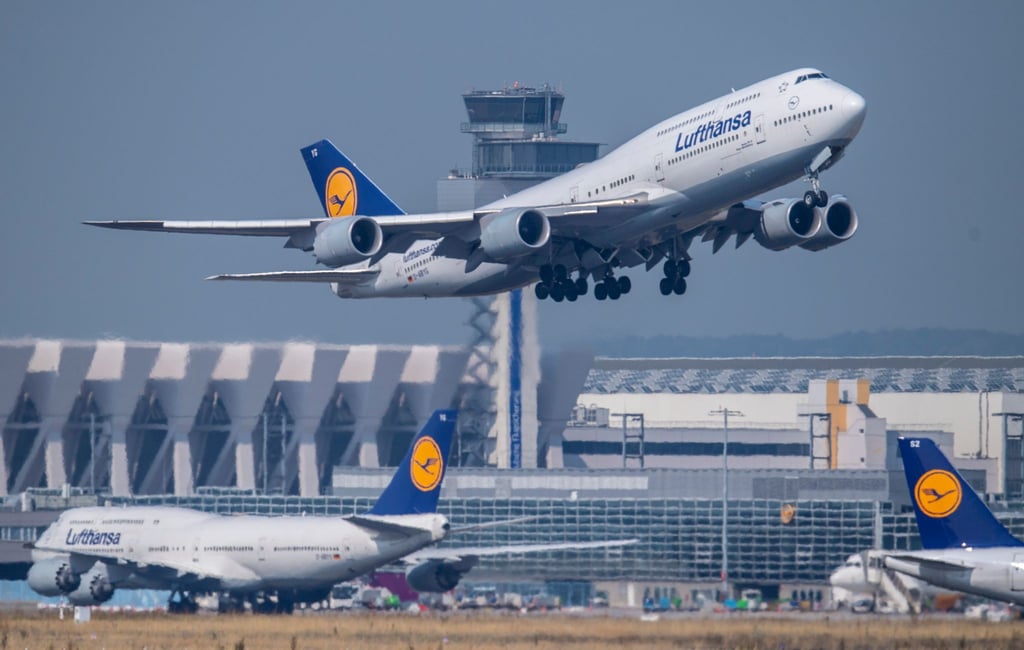 Eine Passagiermaschine vom Typ Boeing 747 der Lufthansa startet. Bis September will die Fluggesellschaft nahezu ihr gesamtes Streckennetz wieder bedienen.