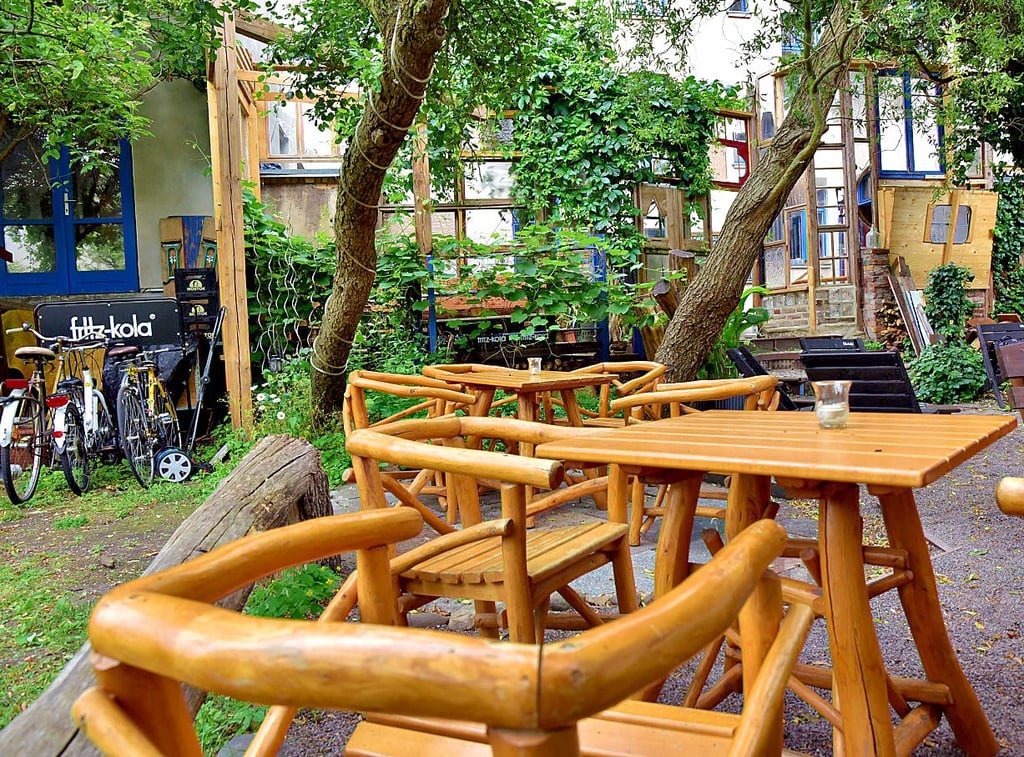Der Garten im Hof lädt zum Verweilen ein.