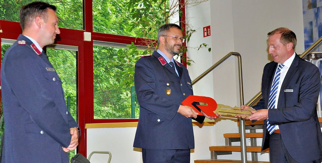 Die letzte symbolische Schlüsselübergabe fand im jüngsten Stadtrat statt. Für die Einsätze mit der neuen Drehleiter wünschte Oberbürgermeister Sven Wagner Ortswehrleiter Steffen Aermes (Mitte) im Beisein von Stadtwehrleiter Tobias ?stets gute Fahrt und gesunde Rückkehr?.