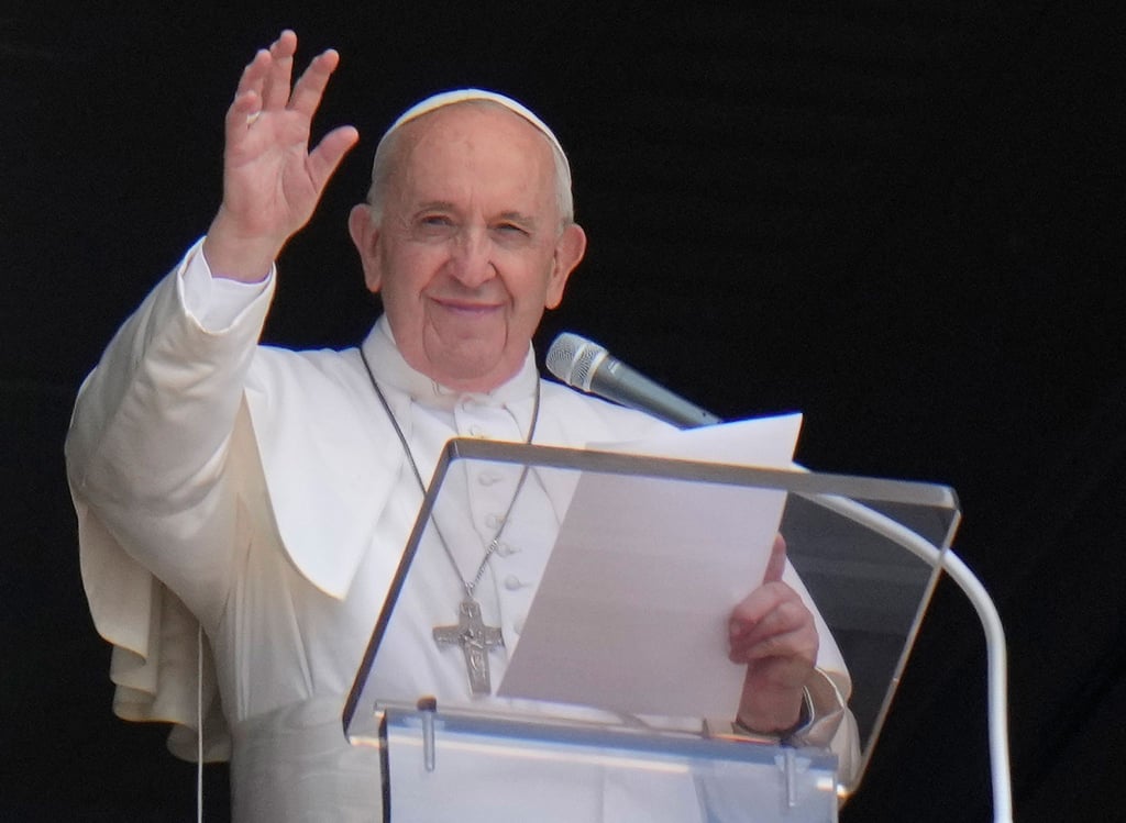 Papst Franziskus grüßt aus dem Fenster seines Ateliers mit Blick auf den Petersplatz, während er das Angelus-Gebet spricht. Nach seiner Darmoperation wird Papst Franziskus weiter beobachtet. Am Mittwoch habe er leichtes Fieber gehabt, teilte ein Vatikan-Sprecher mit.