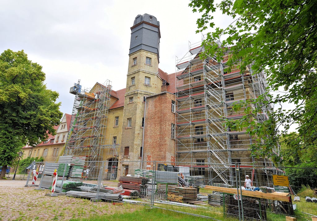 Der Ferdinandsbau des Schlosses ist bereits eingerüstet. Die Dachkonstruktion soll gesichert werden.