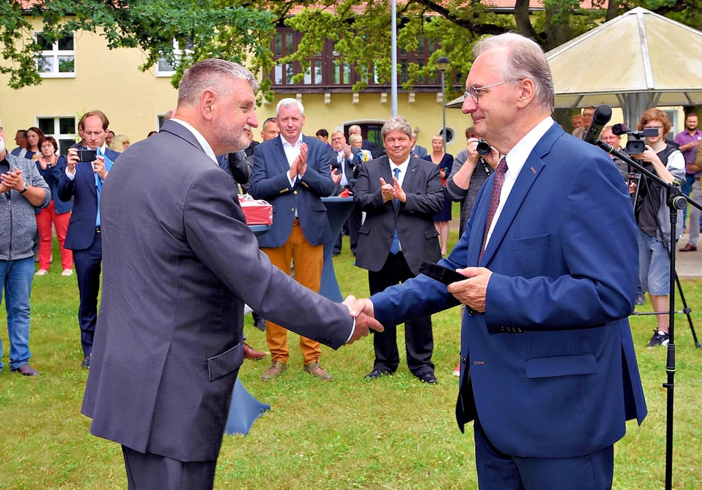 Ministerpräsident Reiner Haseloff (re.) verabschiedet den dienstältesten Landrat von Sachsen-Anhalt, Uwe Schulze.