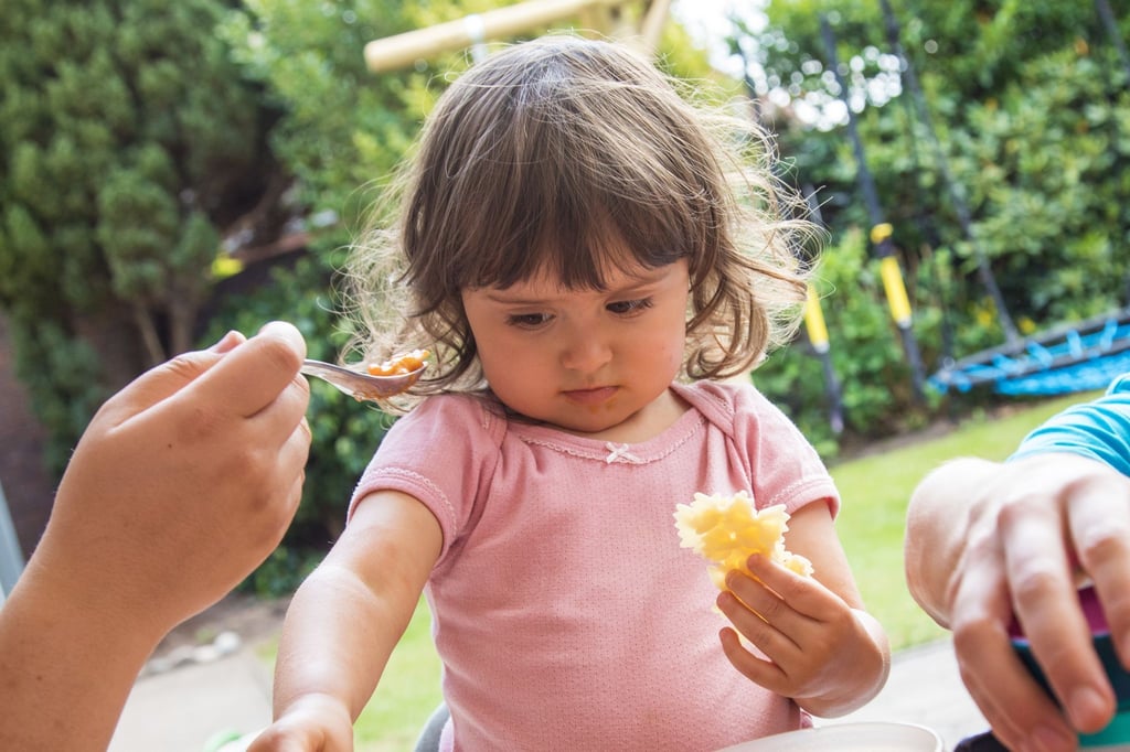 Wer seinen Kindern beibringen möchte, sich gesund und vielfältig zu ernähren, sollte nicht auf Verbote setzen, sondern auf gemeinsames Ausprobieren und das „Essen lernen nach Körpersignalen“.