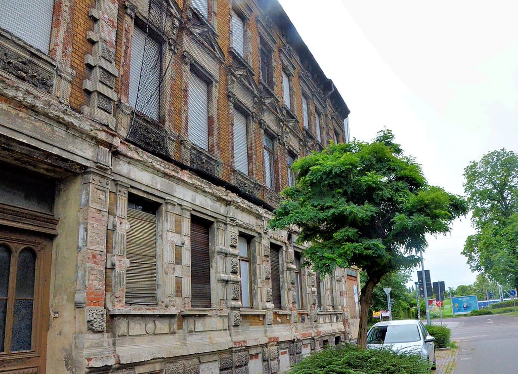 Ein schwarzes Netz soll verhindern, dass Teile der Fassade auf dem Bürgersteig landen. Aus Sicht der der Stadt Stendal ist damit der Pflicht zur Sicherung Genüge getan.