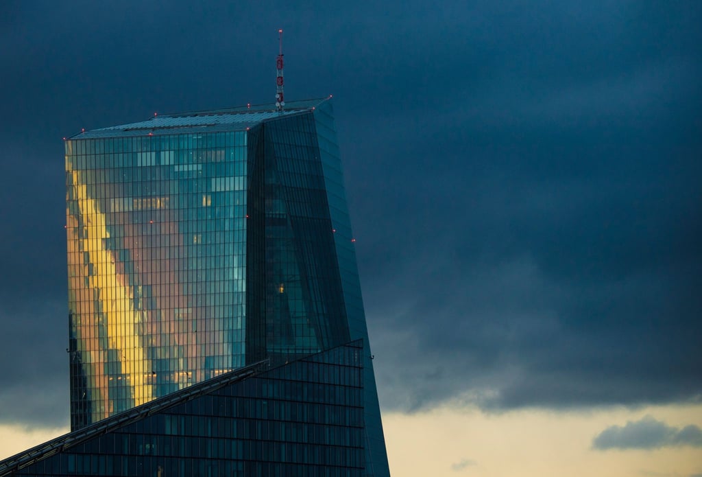 Das Licht der untergehenden Sonne spiegelt sich in der Glasfassade der Europäischen Zentralbank (EZB).