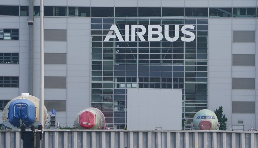 Das Gelände des Flugzeugherstellers Airbus in Hamburg ist von der Elbe aus zu sehen. Im Juni konnte der Flugzeugbauer deutlich mehr Jets ausliefern als im Vormonat.