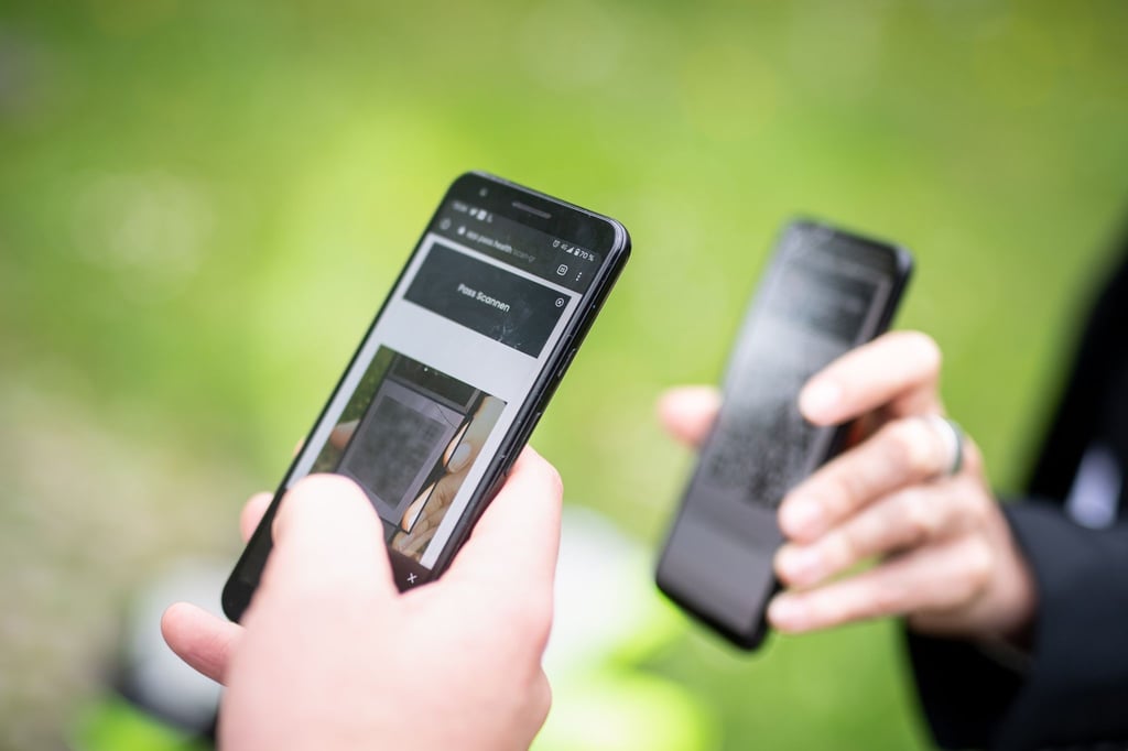 Ein QR-Code für das digitale Impfzertifikat auf dem Smartphone.