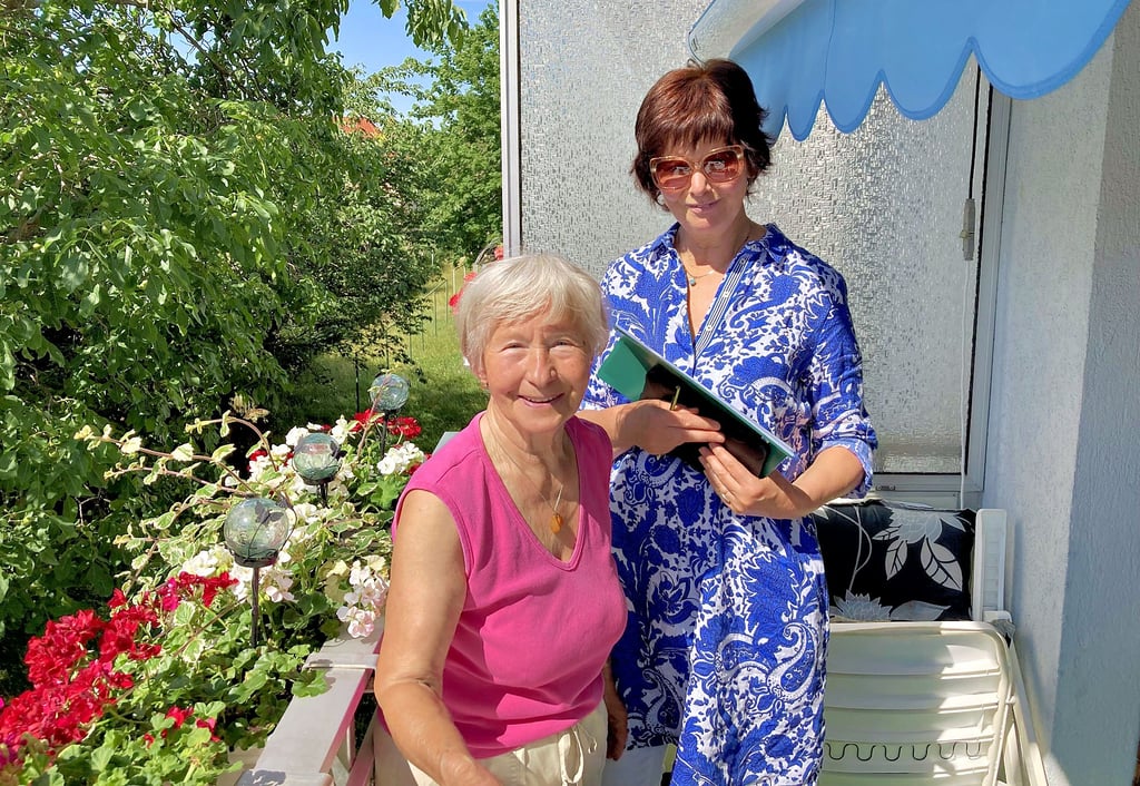Farbenprächtig hat Ingrid Rudolph (links) ihren Balkon bepflanzt. Rechts Verena Peschke vom städtischen Grünflächenamt.
