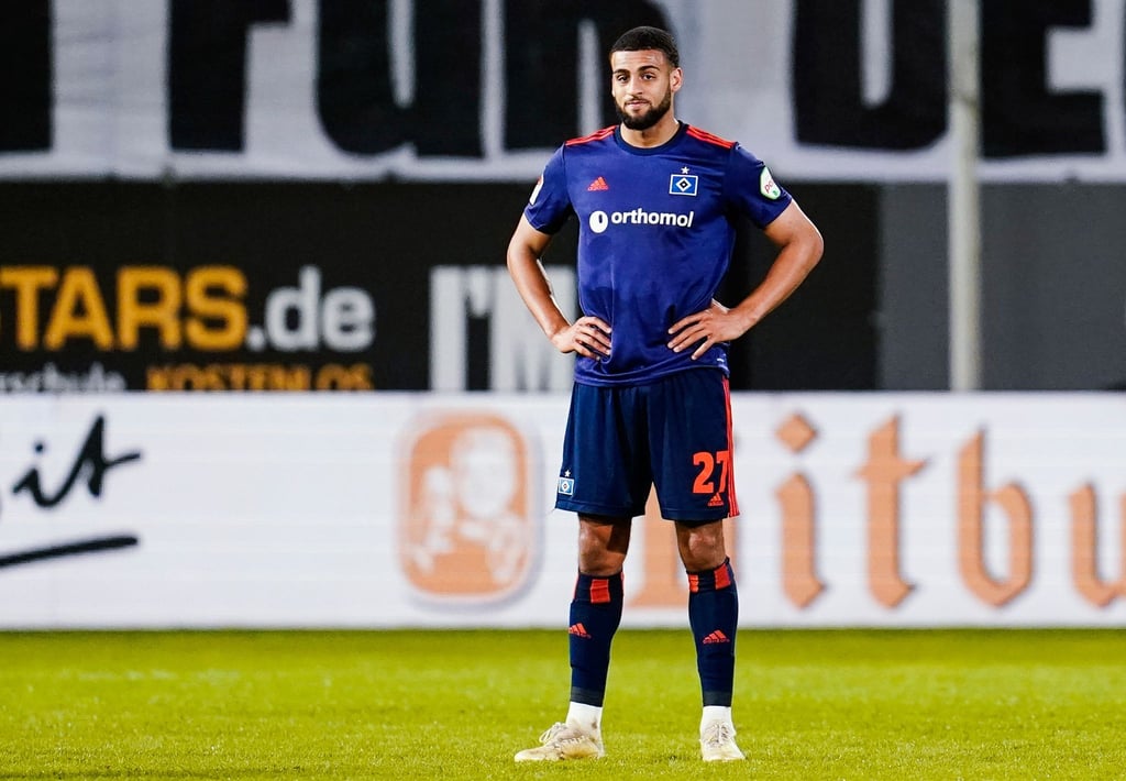 Hamburgs Josha Vagnoman steht nach Spielende auf dem Spielfeld.