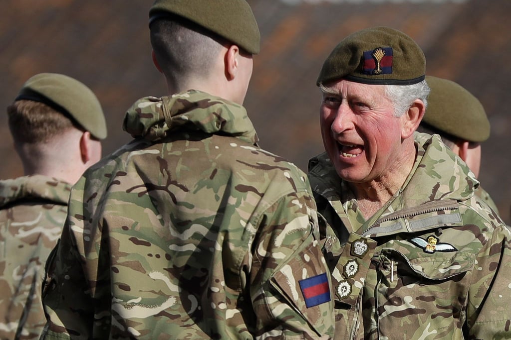 Prinz Charles spricht mit einem britischen Soldaten, der in Afghanistan im Einsatz war.