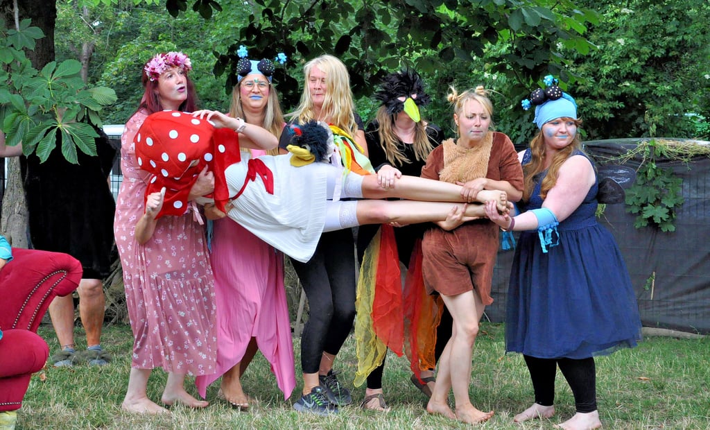 Das Team der Kita Wolkenschäfchen im Herrenkrug hat ein eigenes Theaterstück für die Kinder einstudiert. Angeleitet wurden sie von Theaterpädagogin Marlen Geißler vom Magdeburger Puppentheater.