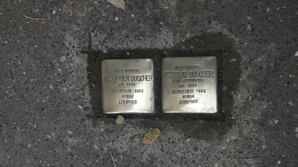 Mit der Aktion „Stolpersteine“ wendet sich der Kölner Künstler Gunter Demnig seit Jahren in Deutschland einzelnen Opfern zu.