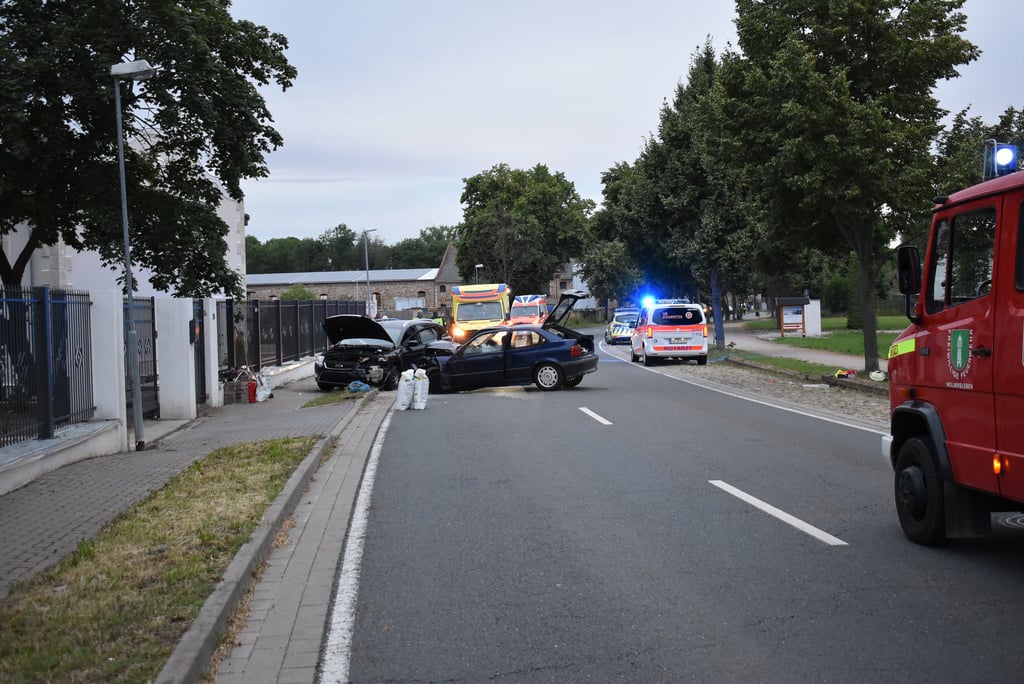 War Sekundenschlaf die Ursache? Bei einem Unfall in Wolmirsleben wurden fünf Menschen teils schwer verletzt.