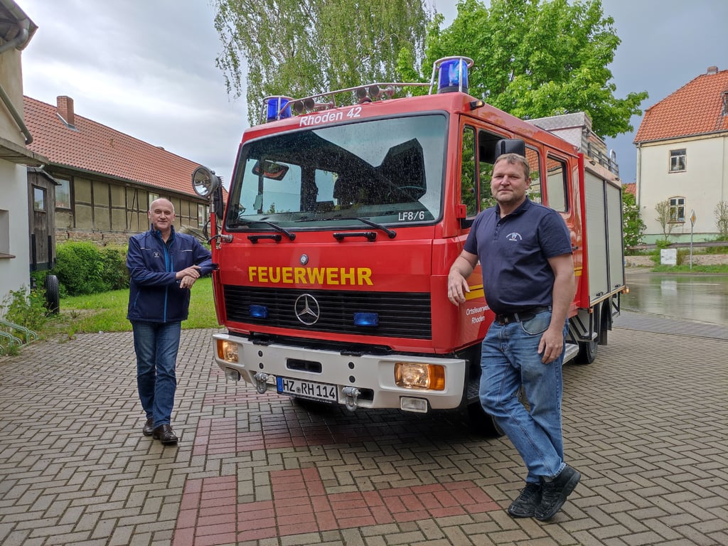 Freude über den Neuzuwachs in der Fahrzeughalle: Wehrleiter Klaus Langejahn (links) und sein Stellvertreter Alexander Kottwitz sind begeistert von dem Löschfahrzeug aus dem Jahr 1994.