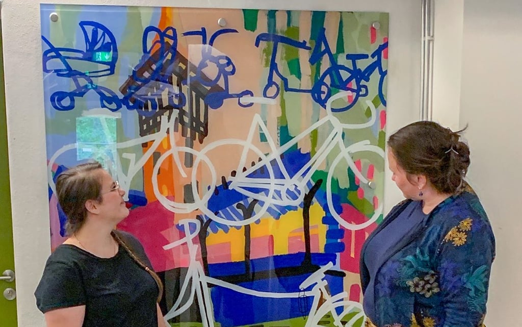 „Verpasste Zeit“ und Fahrräder: Peißnitzhaus-Kulturkoordinatorin Swenja Klug und Künstlerin Anja Nürnberg betrachten das Werk.