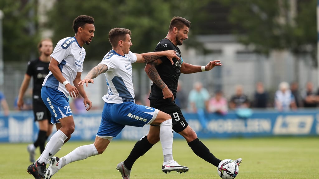 Magdeburgs Stürmer Kai Brünker im Duell mit gleich zwei Berliner Gegenspielern.