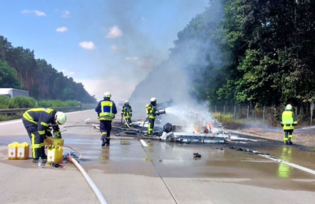 Bei einem Unfall ist am Dienstag ein Lkw-Fahrer auf der A 2 bei Theeßen ums Leben gekommen. Der Lkw war in Brand geraten.