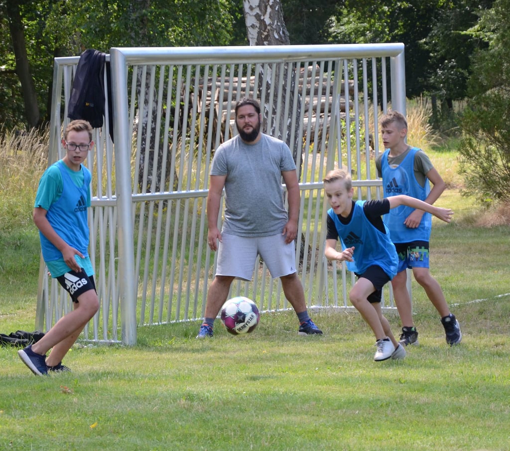Claas Tauscher im einem der Tor während des ersten Fußballturniers nach vielen Monaten Pause.
