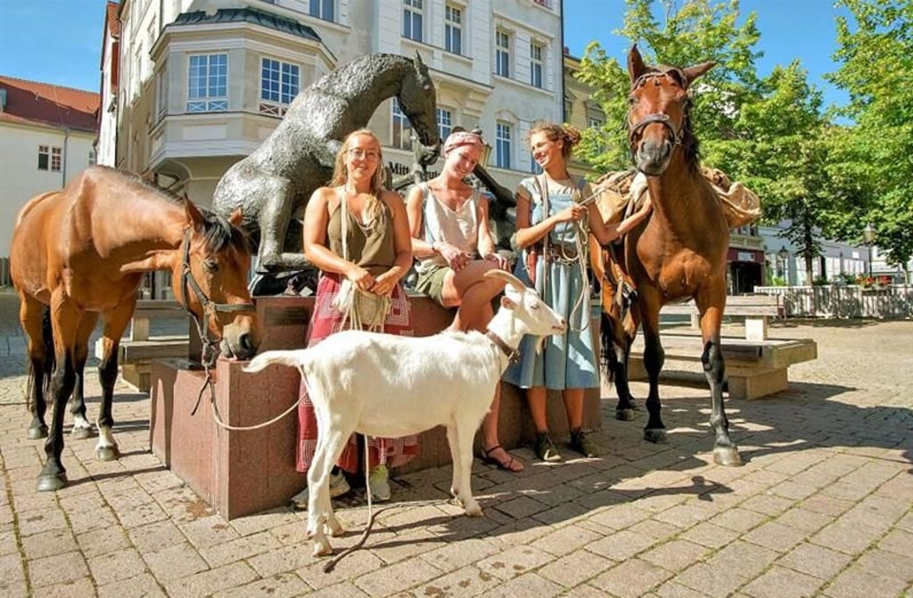 Tanja, Maria und Siarah (von links) sind zusammen die Schwellenläuferinnen und haben am Dienstagvormittag mit Pferden und Ziege Halt auf dem Roßmarkt in Zeitz gemacht. Sie zogen viele Blicke auf sich.