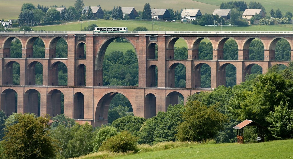 Ein Zug überquert die Göltzschtalbrücke in Netzschkau (Sachsen).
