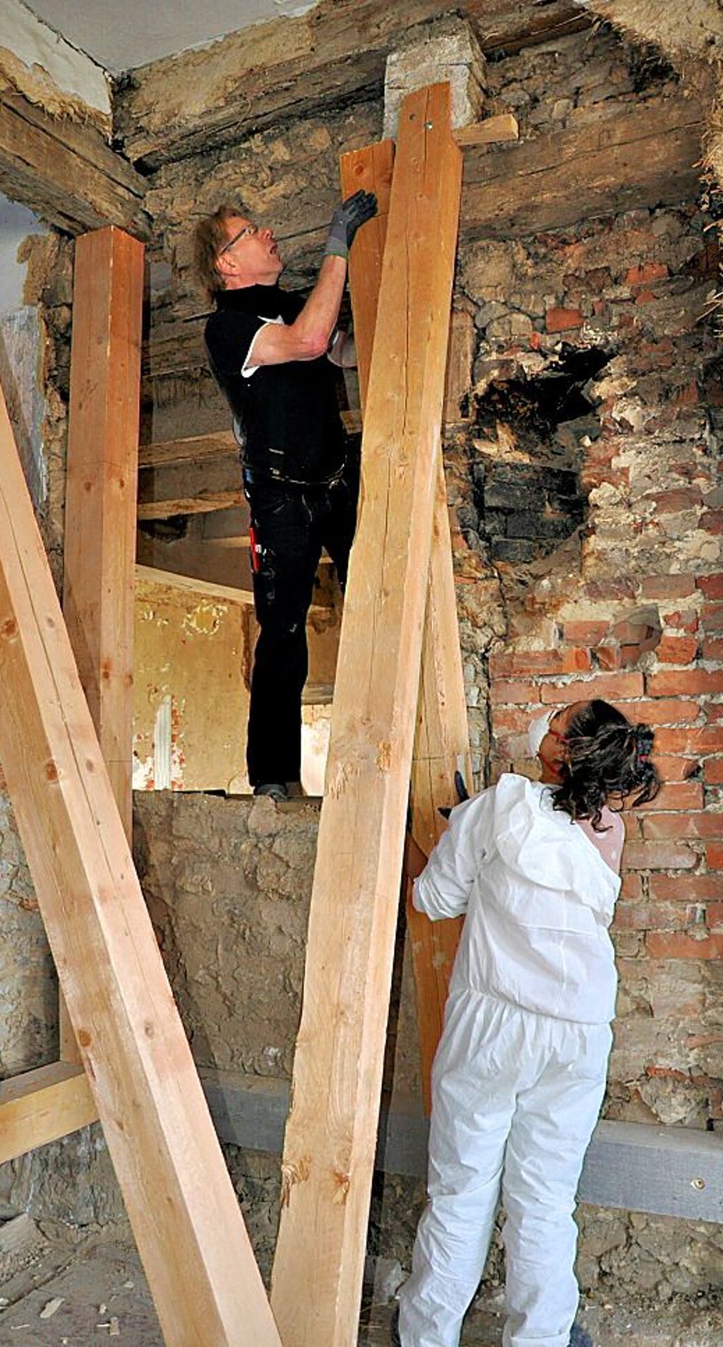 Sicherungsarbeiten im Inneren des Hauses.