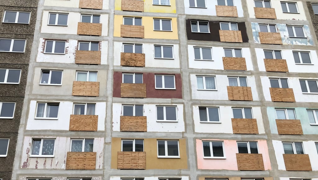 Die Sanierung des DWG-Blocks in der Schillstraße stockt bis auf weiteres. Sind zugenagelte Balkontüren das einzige Provisorium?