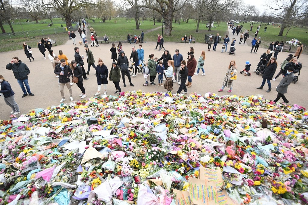Menschen legen in dem Park Clapham Common Blumen für Sarah Everard nieder.