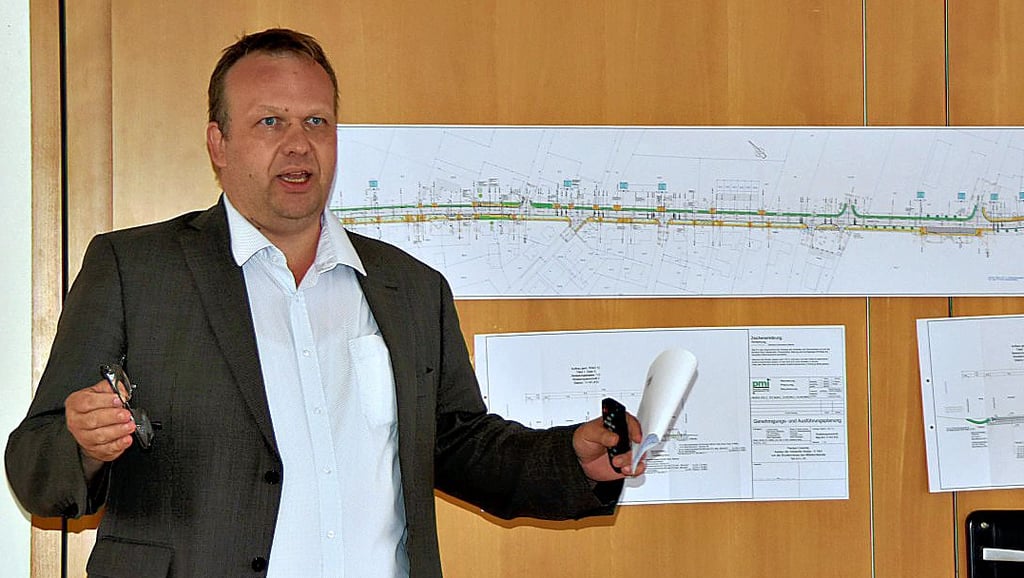 Planer Michael Jahn erklärt den Anwohnern, wie die Velsdorfer Straße nach der Baumaßnahme in Calvörde aussehen könnte.