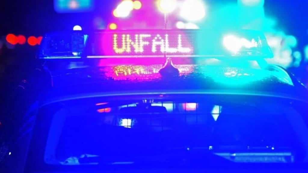 Blaulicht leuchtet auf einem Fahrzeug der Polizei