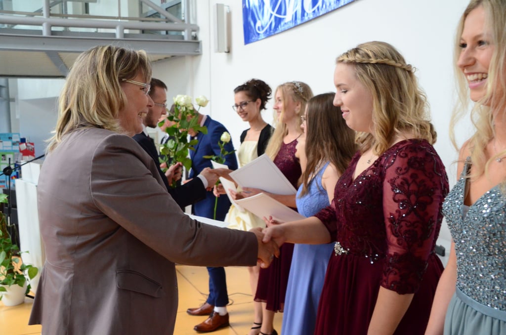 Schulleiterin Steffi Ros gratulierte allen Abiturienten, hier Alexandra Kämpfer aus der Klasse 12c.