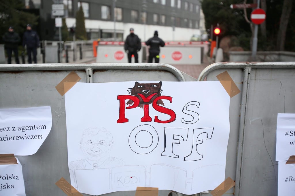 "Piss Off" steht auf einem Zettel, der während einer Demonstration gegen eine Einschränkung der Pressefreiheit 2016 an einem Schild in Warschau hängt. (Archivbild)