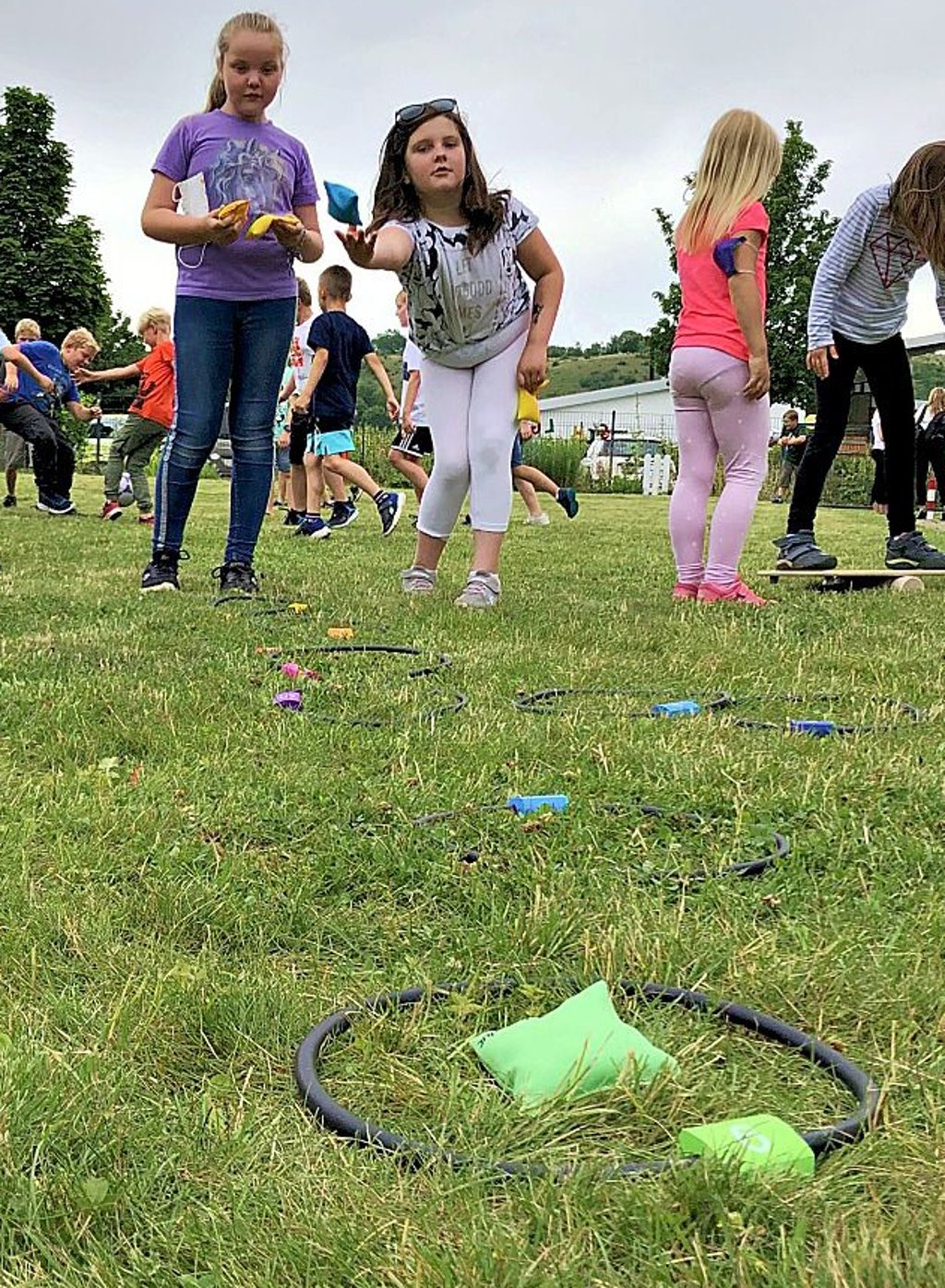 Kinder aus Gernrode haben Spaß beim Zielwerfen.