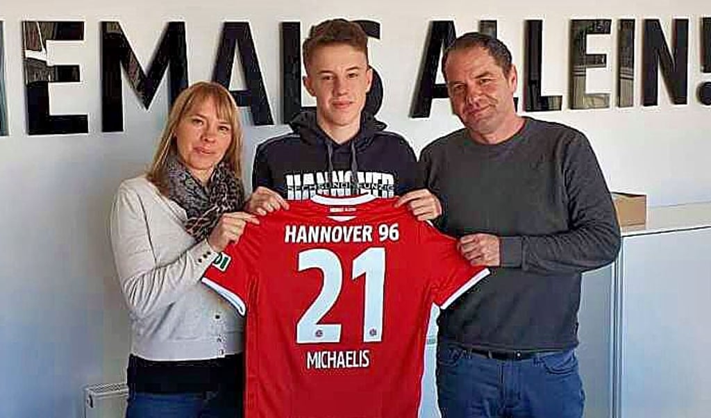 Yannick Michaelis mit seinen Eltern Katrin und Enrico.