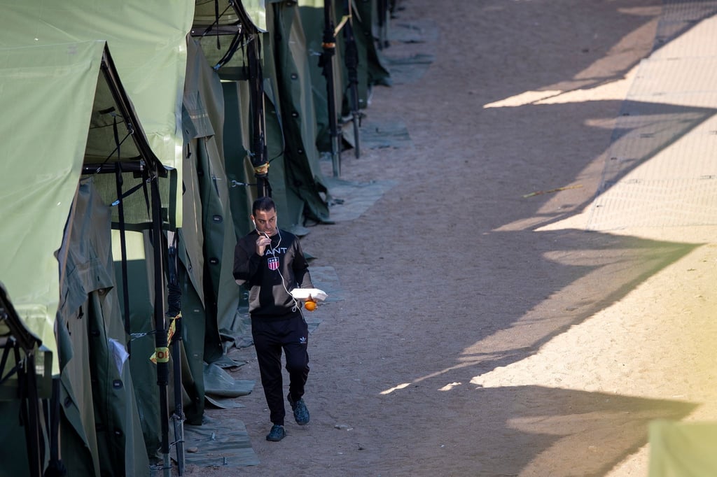 Ein Migrant geht in dem neu errichteten Flüchtlingslager in der Stadt Pabrade, etwa 40 km nordöstlich von Vilnius.