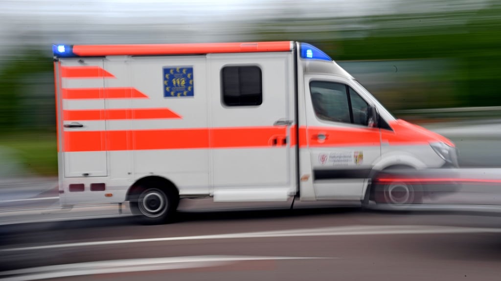 ARCHIV - Ein Krankenwagen fährt mit Blaulicht auf einer Straße.