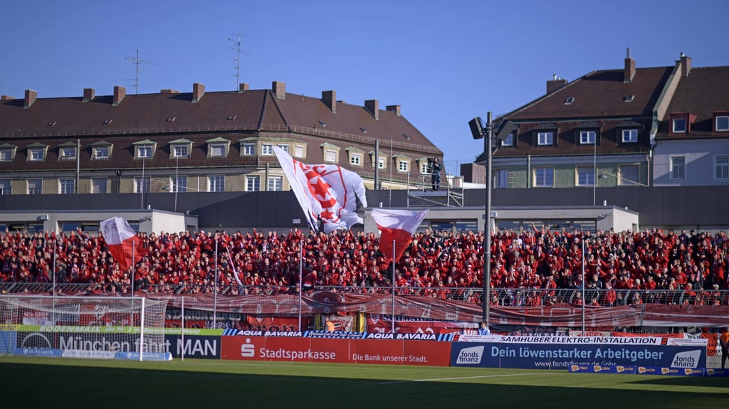 Gut gefüllte Auswärts-Fanblücke, wie hier vom HFC an der Grünwalder Straße in München, könnten bald wieder Normalität in der 3. Liga werden.