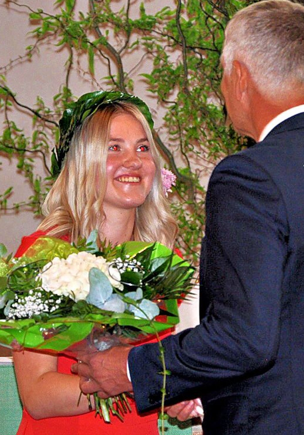 Malene Sophie Sohst wurde während der feierlichen Zeugnisausgabe für ihr sozialisches Engagement geehrt. Die Auszeichnung nahm Freundeskreis-Chef Dr. Manfred Weber vor.