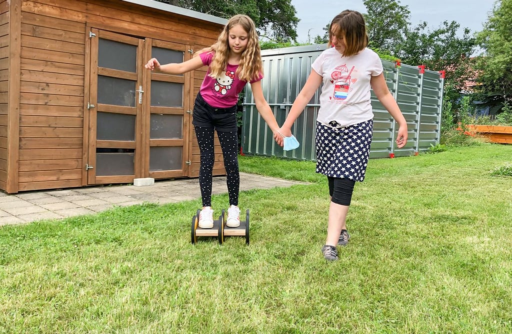 Amelie und Leonie (r.) probieren das Pedalo aus.