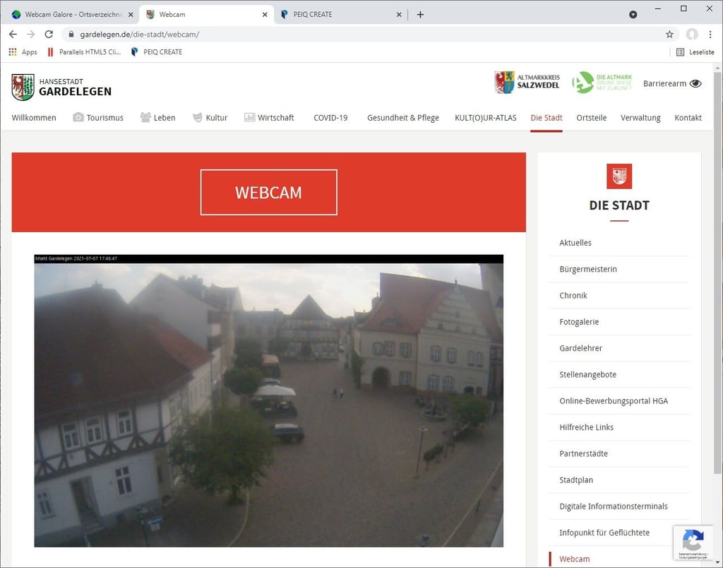 Webcam-Test im Selbstversuch: Die Volksstimme-Redakteurinnen Gesine Biermann und Cornelia Ahlfeld fast ganz allein auf dem Rathausplatz.