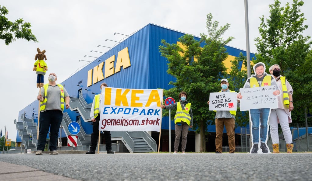 Beschäftigte der Möbelhauskette stehen vor dem Ikea. Sie sind Teil eines Bundesländer weitem Streik.