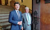 Der neue und der alte Oberbürgermeister an der Eingangstür vom Dessauer Rathaus: Peter Kuras geht, Robert Reck kommt.
