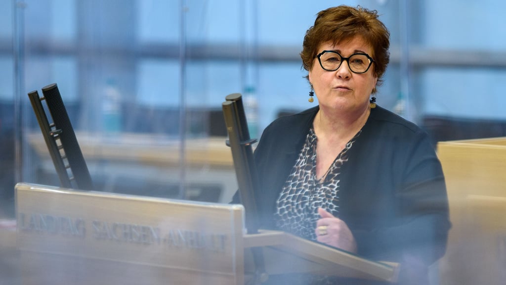 Petra Grimm-Benne (SPD), Ministerin für Arbeit, Soziales und Integration des Landes Sachsen-Anhalt, spricht während der Impf-Debatte zu den Abgeordneten.&nbsp;