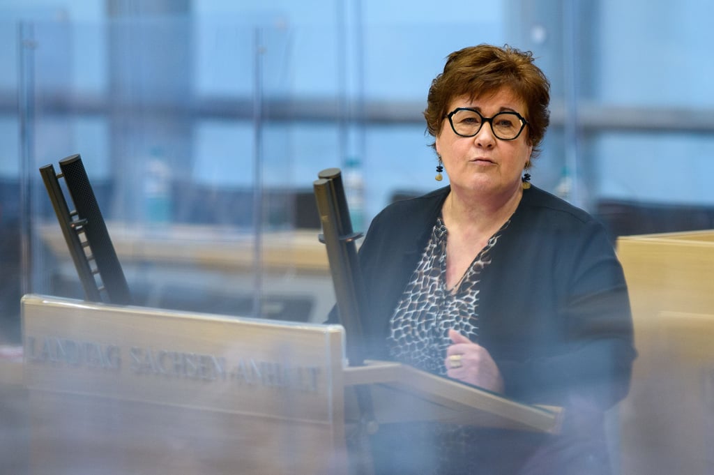 Petra Grimm-Benne (SPD), Ministerin für Arbeit, Soziales und Integration des Landes Sachsen-Anhalt, spricht während der Impf-Debatte zu den Abgeordneten.