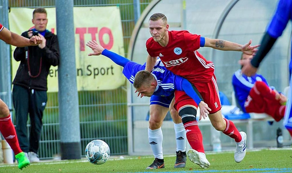 Der langjährige Torjäger des FC RSK Freyburg, Jens Diener (r.), gewinnt die neunte Runde unseres EM-Tippspiels.