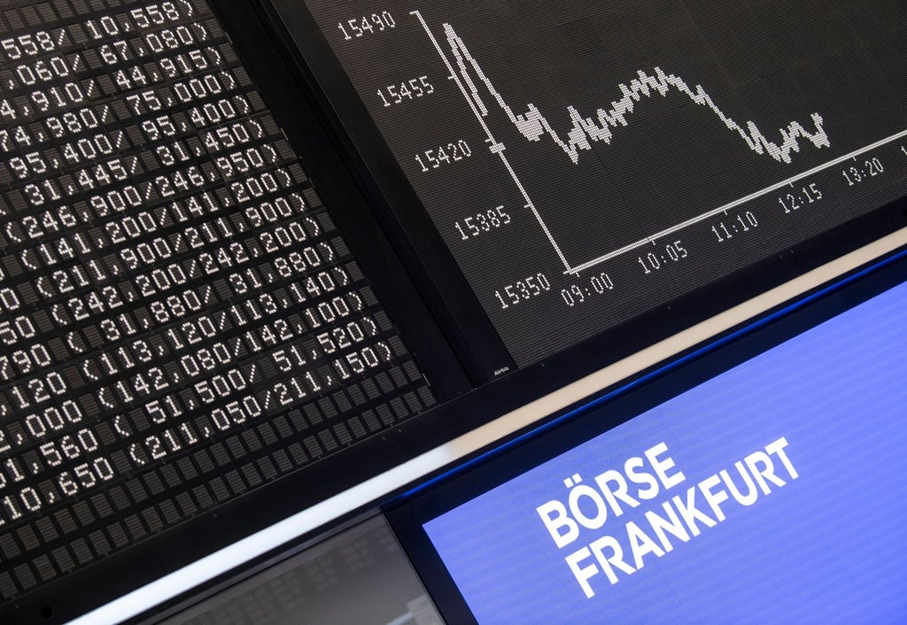 Die DAX-Kurve im Handelssaal der Deutschen Börse in Frankfurt.