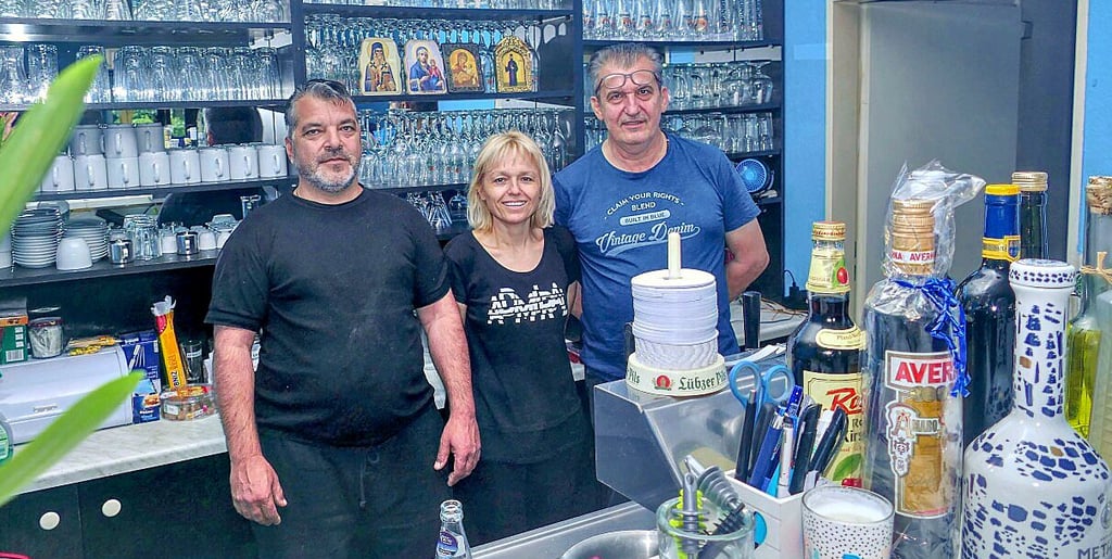 Die Gesichter des Restaurants „Der Grieche“ in Osterburg (v.l.): Nektarios Malligiamis mit seine Frau Agati und Christos Koutousas.