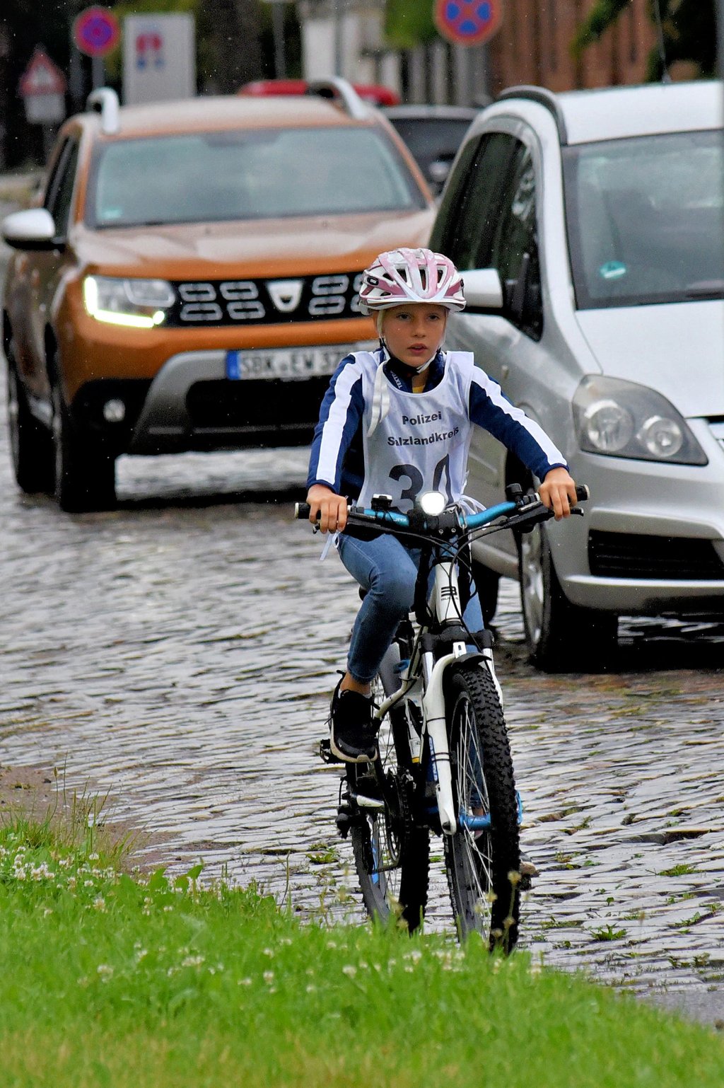 Fahrradprüfung der Grundschule Barby. Besonders gute Nerven mussten die Kinder beweisen, wenn Autos vor, hinter oder neben ihnen fuhren.