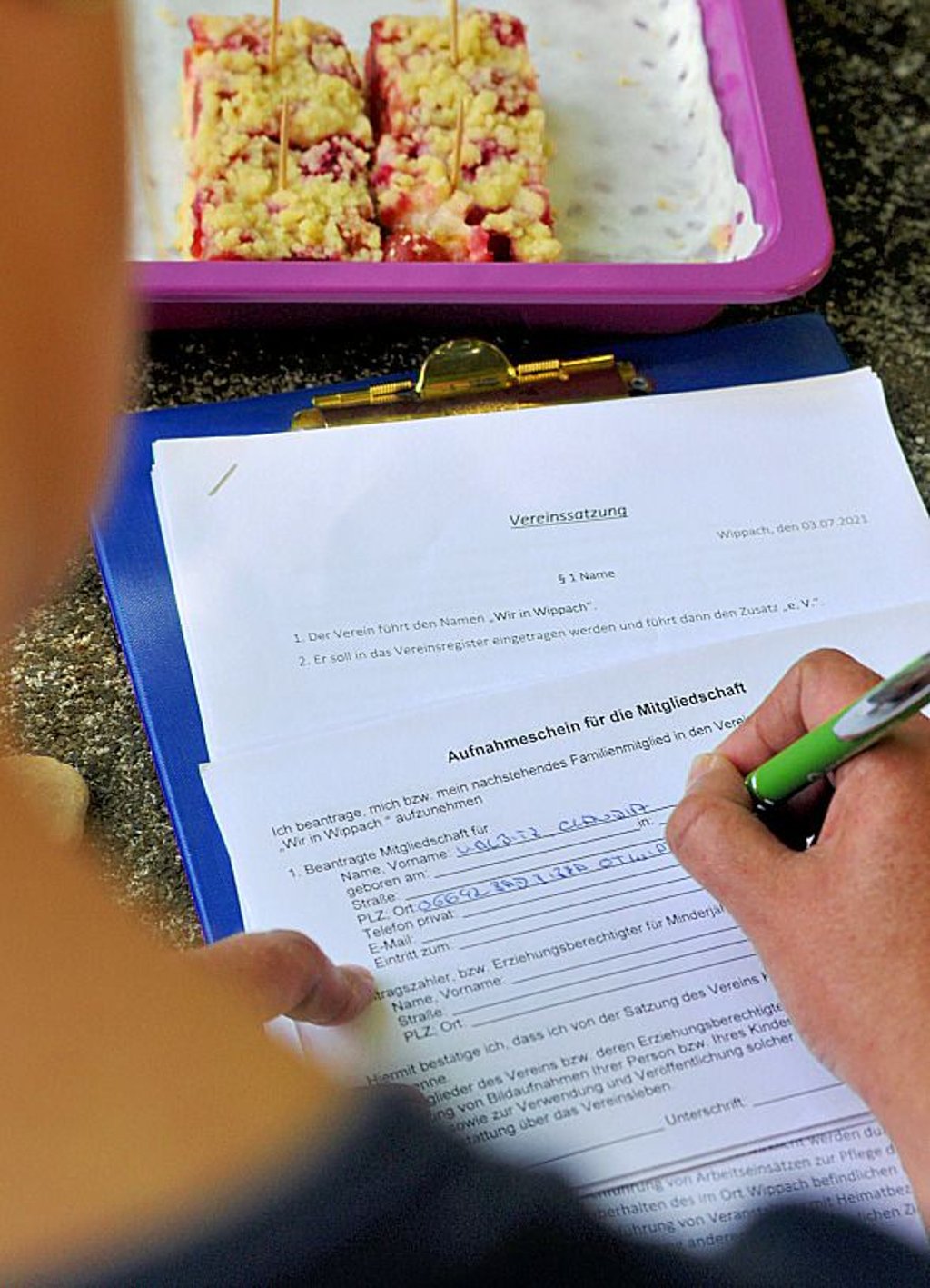 Süße Versuchung: Eine Wippacherin beim Ausfüllen des Aufnahmeantrags.